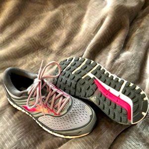 Women’s Brooks Shoes New